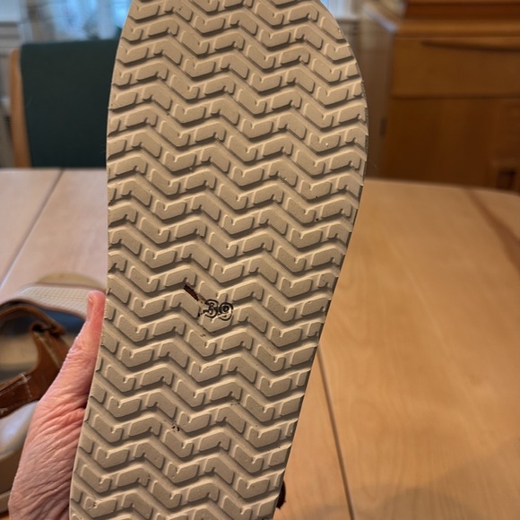 Patrizia Bonfanti cream and brown sandal with Velcro close ankle strap. Size 8.5 - Picture 10 of 10